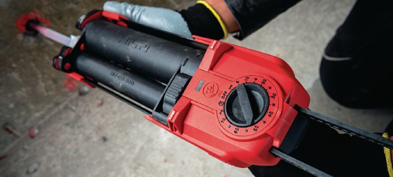 HDE 500-22 Акумуляторний дозатор для хімічних анкерів Hilti Акумуляторний дозатор для гібридних/епоксидних хімічних анкерів з корисними функціями для підвищення швидкості, безпеки та економічності використання розчину (платформа батарей Nuron) Застосування 1